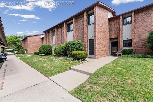 33693 Pondview Circle, Livonia, MI 48152