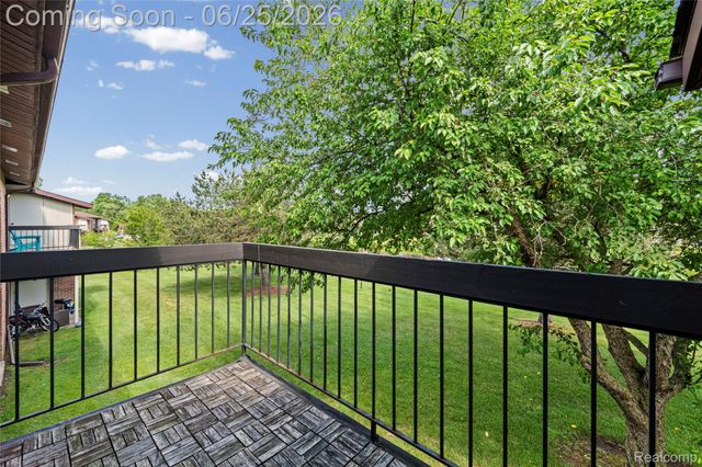 33693 Pondview Circle, Livonia, MI 48152