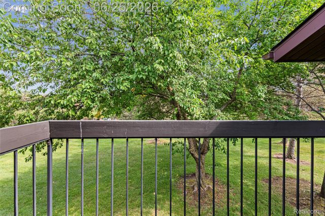 33693 Pondview Circle, Livonia, MI 48152