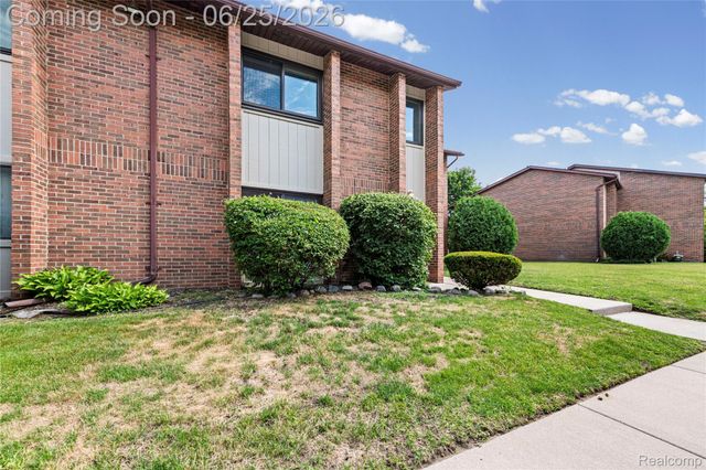33693 Pondview Circle, Livonia, MI 48152