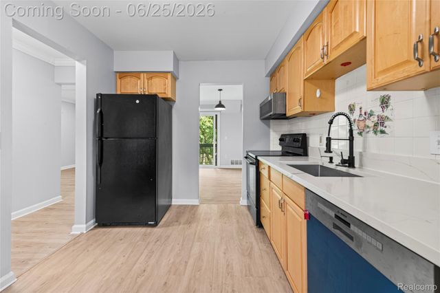 33693 Pondview Circle, Livonia, MI 48152