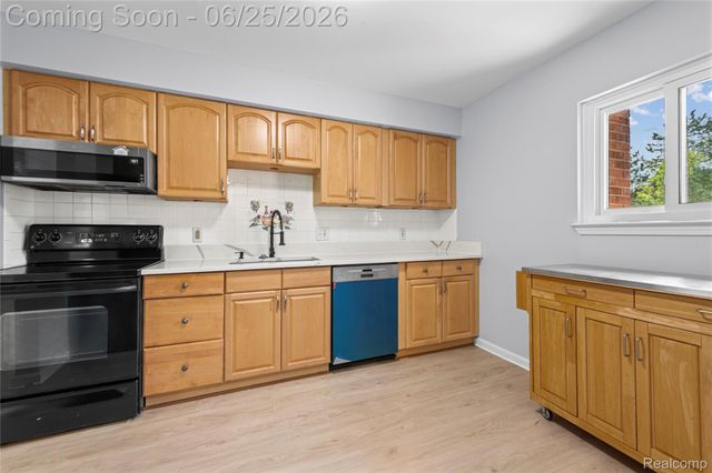33693 Pondview Circle, Livonia, MI 48152