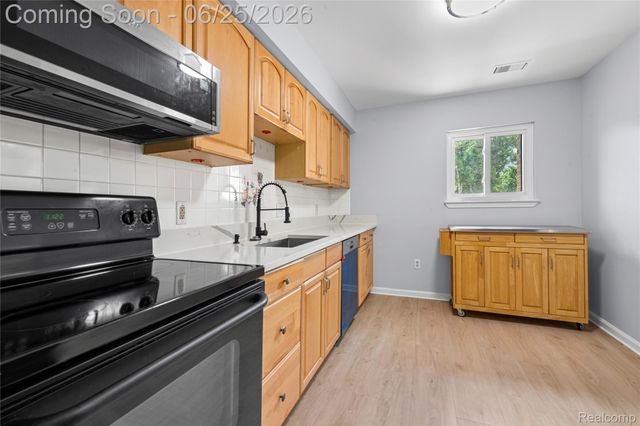 33693 Pondview Circle, Livonia, MI 48152