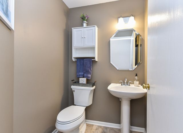 2077 College Green Drive 2077, Elgin, IL 60123