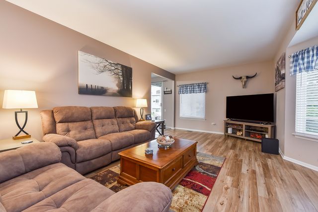 2077 College Green Drive 2077, Elgin, IL 60123