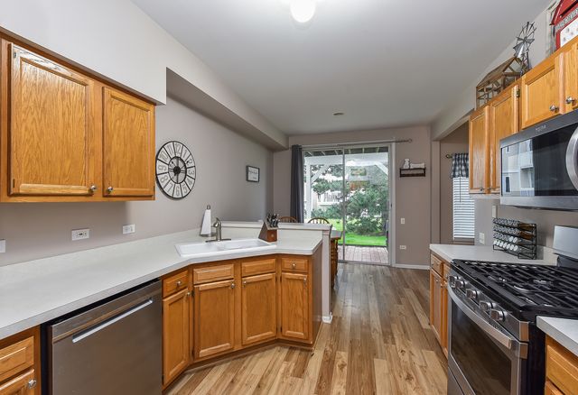 2077 College Green Drive 2077, Elgin, IL 60123
