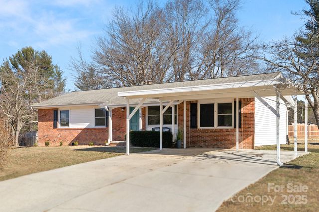 109 Willowbrook Road, Hendersonville, NC 28792