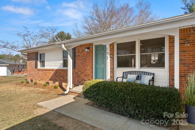 109 Willowbrook Road, Hendersonville, NC 28792