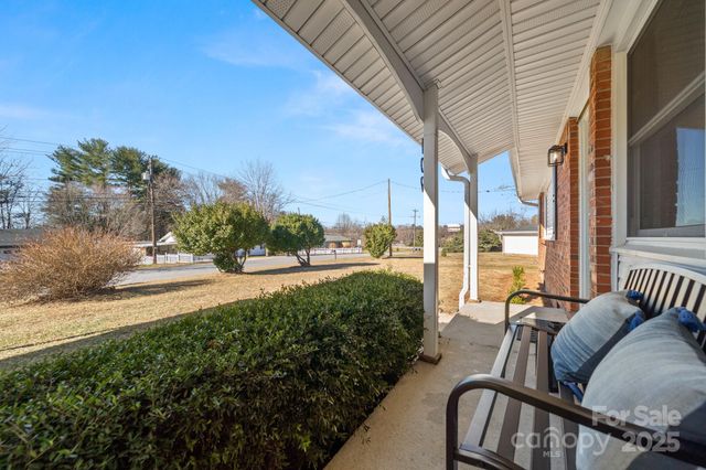 109 Willowbrook Road, Hendersonville, NC 28792