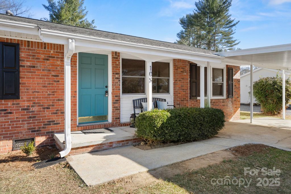 109 Willowbrook Road, Hendersonville, NC 28792