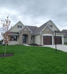 W214N4946 Casey COURT, Menomonee Falls, WI 53051