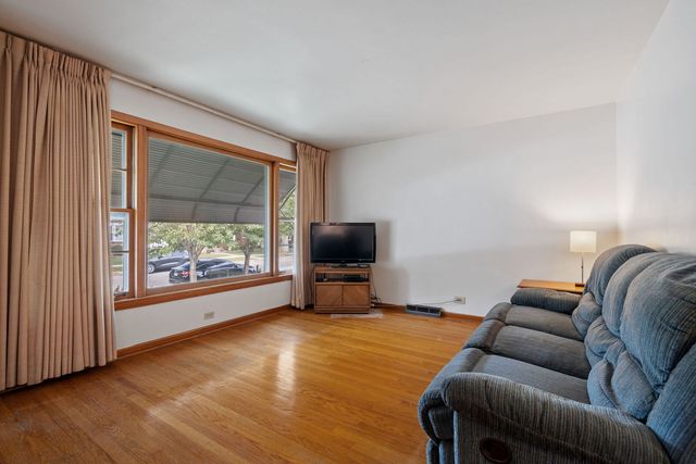 10533 S Whipple Street, Chicago, IL 60655