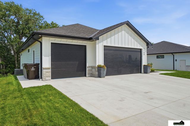 1164 Tuscan Trail, Hickman, NE 68372