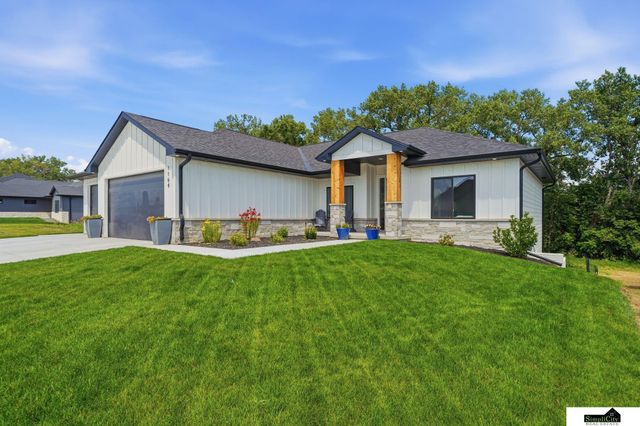 1164 Tuscan Trail, Hickman, NE 68372