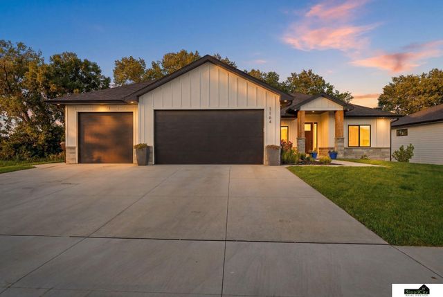 1164 Tuscan Trail, Hickman, NE 68372