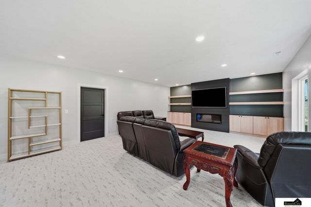 1164 Tuscan Trail, Hickman, NE 68372