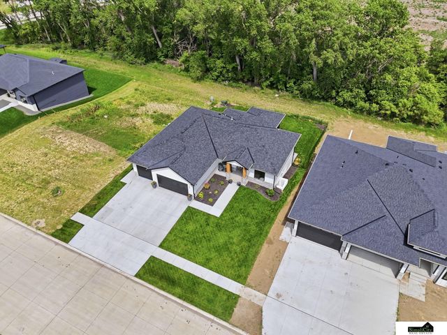 1164 Tuscan Trail, Hickman, NE 68372