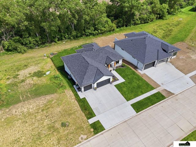 1164 Tuscan Trail, Hickman, NE 68372