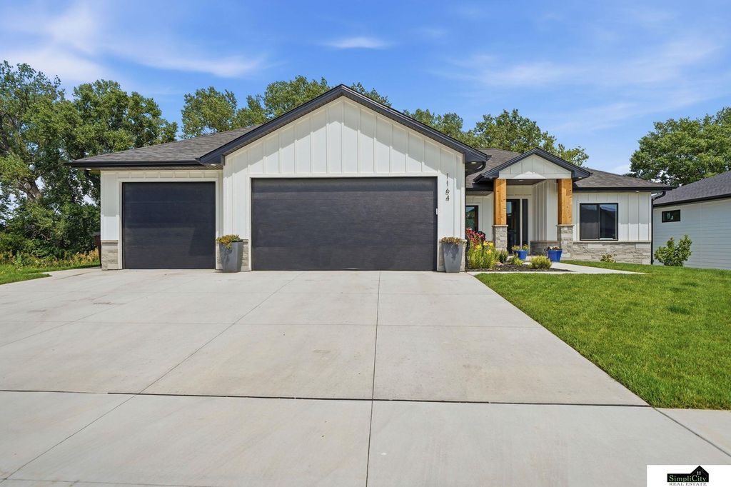 1164 Tuscan Trail, Hickman, NE 68372