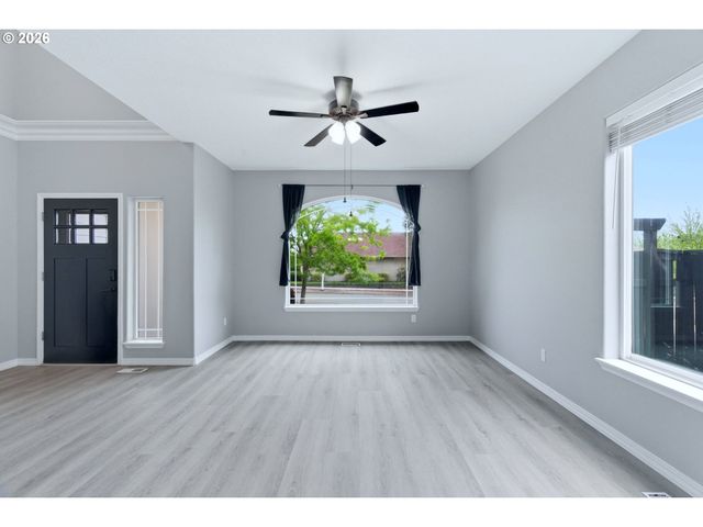 359 Nw EAGLE FEATHER St, Salem, OR 97304