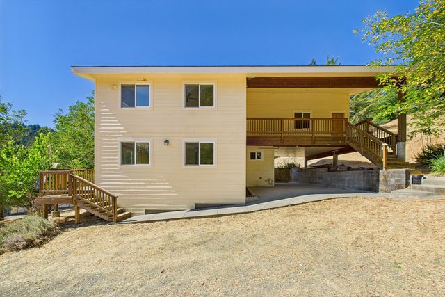 9559 Crooked Prairie Road, Redway, CA 95560
