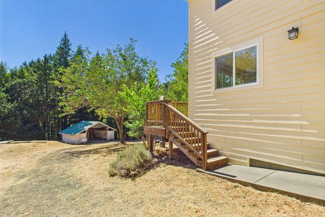 9559 Crooked Prairie Road, Redway, CA 95560