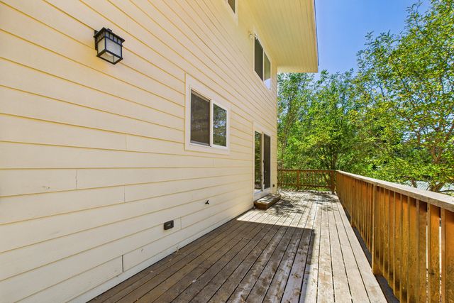 9559 Crooked Prairie Road, Redway, CA 95560