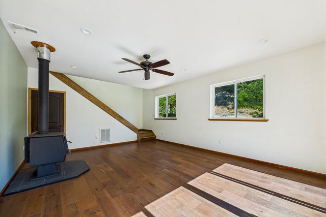 9559 Crooked Prairie Road, Redway, CA 95560