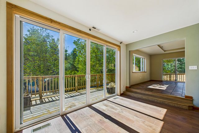 9559 Crooked Prairie Road, Redway, CA 95560