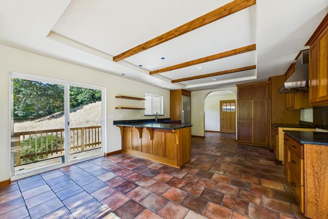 9559 Crooked Prairie Road, Redway, CA 95560