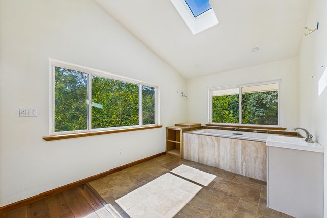 9559 Crooked Prairie Road, Redway, CA 95560