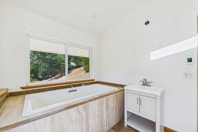 9559 Crooked Prairie Road, Redway, CA 95560