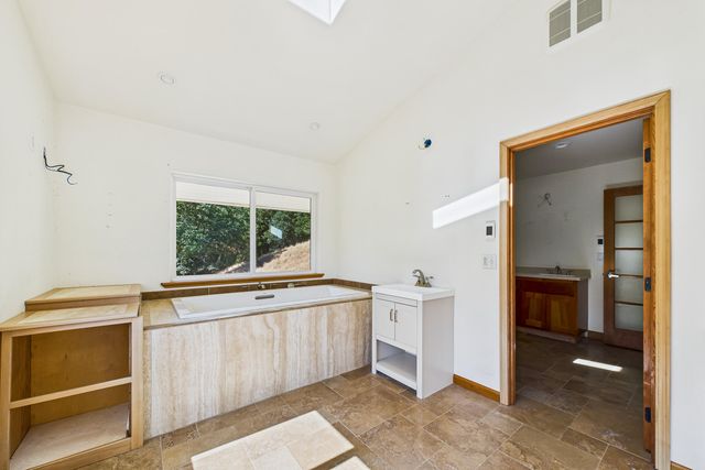 9559 Crooked Prairie Road, Redway, CA 95560