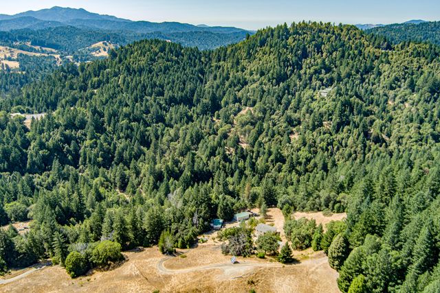 9559 Crooked Prairie Road, Redway, CA 95560