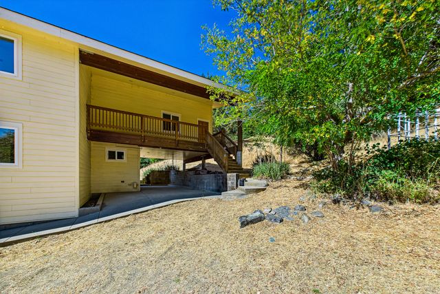 9559 Crooked Prairie Road, Redway, CA 95560