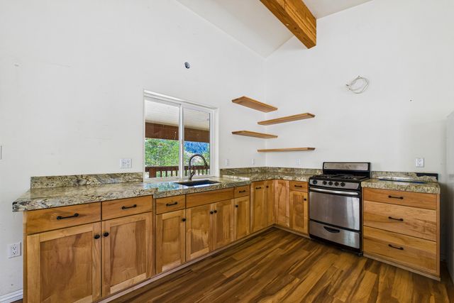 9559 Crooked Prairie Road, Redway, CA 95560