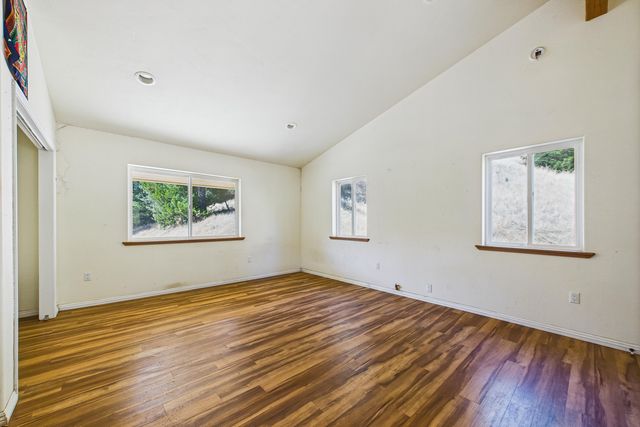 9559 Crooked Prairie Road, Redway, CA 95560