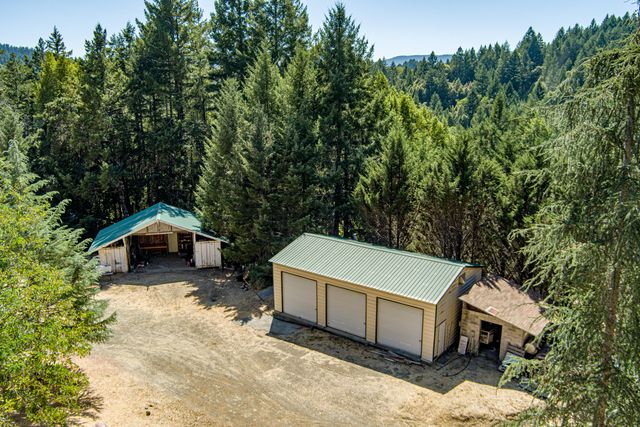 9559 Crooked Prairie Road, Redway, CA 95560