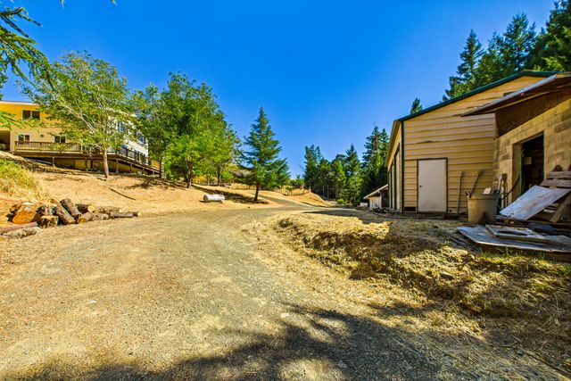 9559 Crooked Prairie Road, Redway, CA 95560