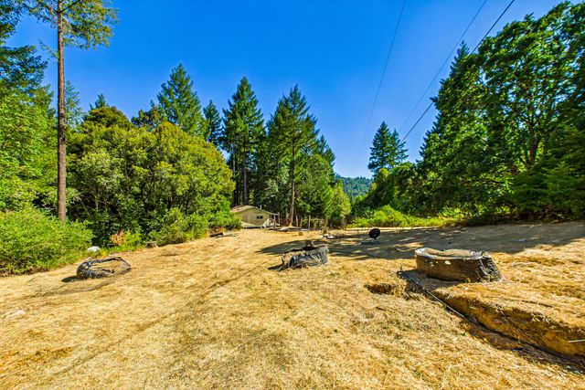 9559 Crooked Prairie Road, Redway, CA 95560