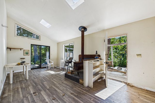 9559 Crooked Prairie Road, Redway, CA 95560