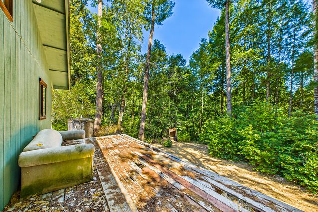 9559 Crooked Prairie Road, Redway, CA 95560