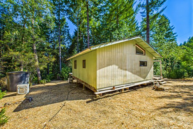 9559 Crooked Prairie Road, Redway, CA 95560