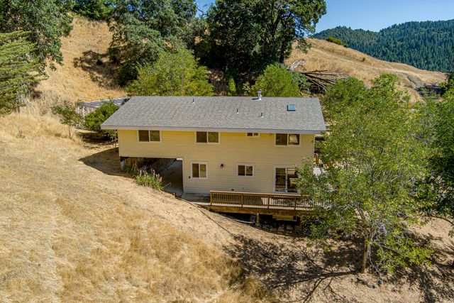 9559 Crooked Prairie Road, Redway, CA 95560