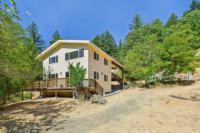 9559 Crooked Prairie Road, Redway, CA 95560