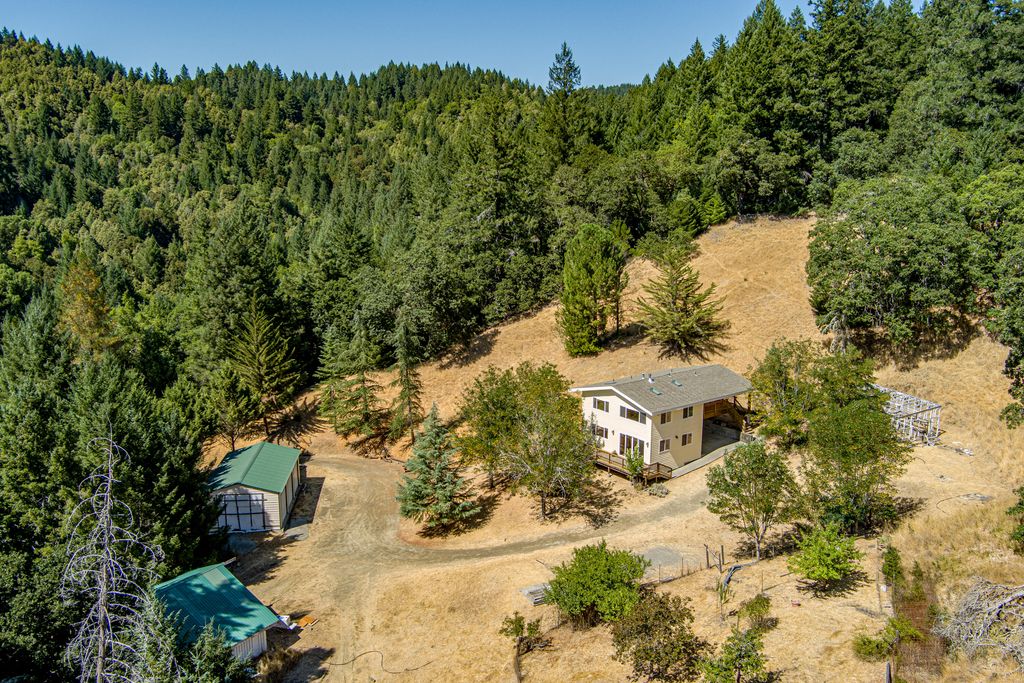 9559 Crooked Prairie Road, Redway, CA 95560