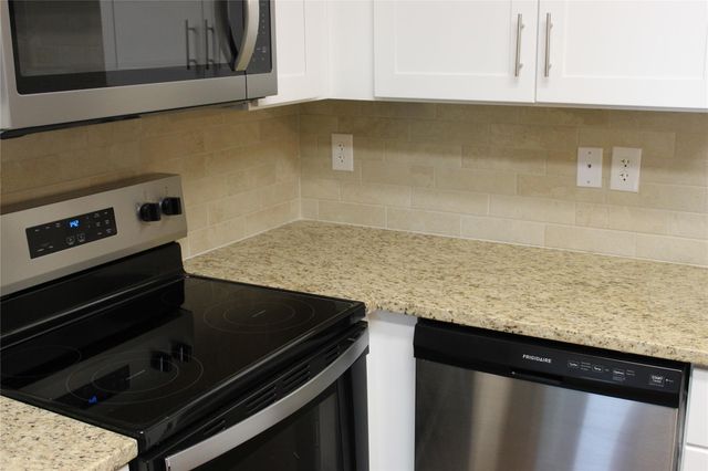 2011 Spenwick Drive 427, Houston, TX 77055