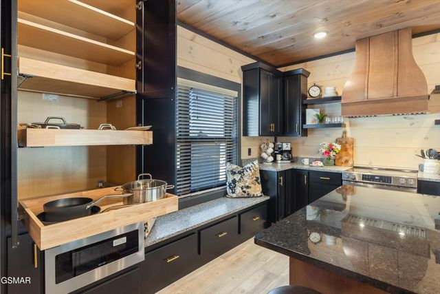 327 Rambling Creek Way, Sevierville, TN 37862