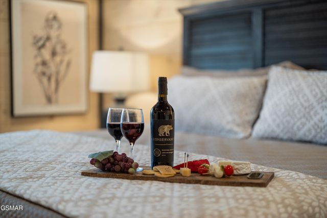 327 Rambling Creek Way, Sevierville, TN 37862