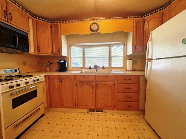 424 Skyline Drive, Edgerton, WI 53534